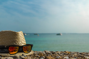 Fototapeta na wymiar sombrero con gafas en la playa