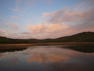 Fototapeta premium atardecer en el lago