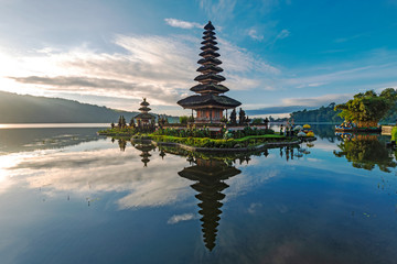 Pura Ulun Danu Beratan in Bedugul Bali Indonesia. - obrazy, fototapety, plakaty
