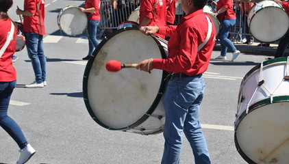 Grupo de pessoas a tocar bombos numa romaria em Portugal