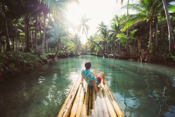 Poster Palmboomjungle in de Filippijnen. concept over reislustige tropische reizen. slingerend op de rivier. Mensen die plezier hebben © oneinchpunch