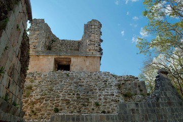 Piedras talladas en edificios que rodean el patio de Uxmal. Sitio arqueológico de Uxmal, ubicado en Yucatán. Preciosa zona turística. UNESCO sitio de Patrimonio Mundial