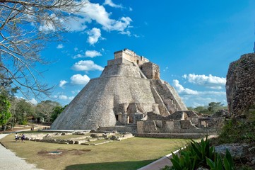 Fototapeta na wymiar Vista lateral de la casa del Adivino. Sitio arqueológico de Uxmal, ubicado en Yucatán. Preciosa zona turística. UNESCO Patrimonio de la Humanidad