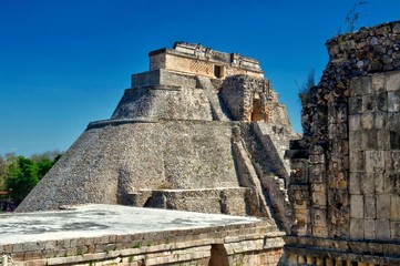 Fototapeta na wymiar Vista de cerca de la casa del Adivino. Sitio arqueológico de Uxmal, ubicado en Yucatán. Preciosa zona turística. UNESCO Patrimonio de la Humanidad