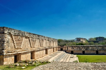 Fototapeta na wymiar Vista del Cuadrángulo de las Monjas, en el área arqueológica de Uxmal, en la Península de Yucatán. Preciosa zona turística. UNESCO sitio de Patrimonio Mundial.