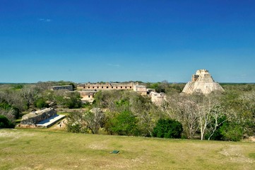 Fototapeta premium Vista de Uxmal desde el palacio del gobernador. Paisaje de la ciudad maya antigua de Uxmal que muestra los arquitectura de sus pirámides, Yucatán México. Preciosa zona turística. UNESCO