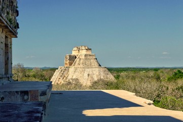 Vistas desde el palacio del gobernador. Paisaje de la ciudad maya antigua de Uxmal que muestra los arquitectura de sus pirámides, Yucatán México. Preciosa zona turística. UNESCO