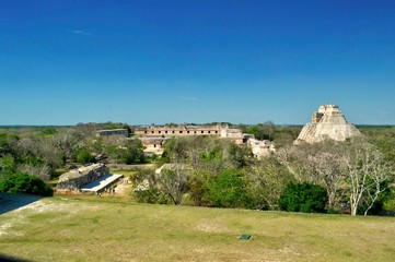 Vista de Uxmal desde el palacio del gobernador. Paisaje de la ciudad maya antigua de Uxmal que muestra los arquitectura de sus pirámides, Yucatán México. Preciosa zona turística. UNESCO