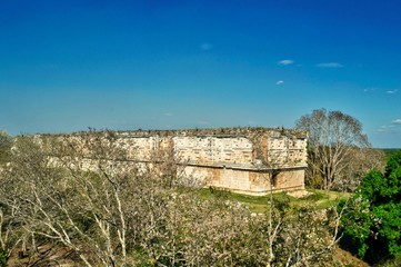 Fototapeta na wymiar El Palacio del Gobernador en la antigua ciudad maya de Uxmal, Mérida, México. Uxmal, considerada uno de los sitios arqueológicos más importantes de la cultura maya. Zona arqueológica protegido INAH