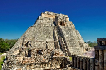 Vista de cerca de la casa del Adivino. Sitio arqueol&oacute;gico de Uxmal, ubicado en Yucat&aacute;n. Preciosa zona tur&iacute;stica. UNESCO Patrimonio de la Humanidad