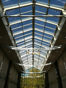 Atrium mit Dach aus Glas der Koelnmesse bei blauem Himmel und Sonnenschein auf dem Messegel&auml;nde im Stadtteil Deutz in K&ouml;ln am Rhein in Nordrhein-Westfalen