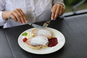 Racuchy z malinami i bitą śmietaną- pyszne danie © marriaci_photo