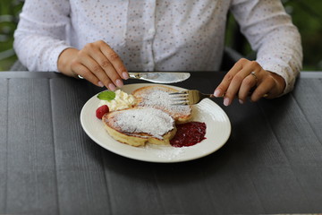 Racuchy z malinami i bitą śmietaną- pyszne danie © marriaci_photo