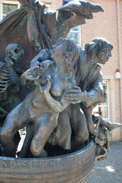 Narrenschiff fountain (Narrenschiffbrunnen) Statue in Hameln Lower Saxony (Niedersachsen)