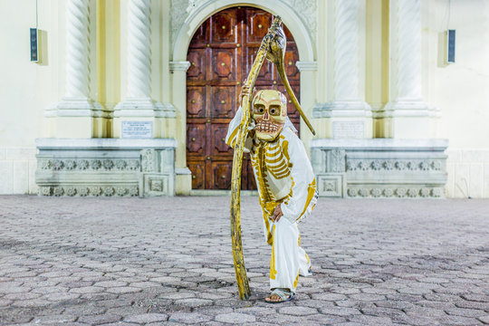 Tecuanes dance group, In this dance, the Chichimeca and Zapotec tribes join forces to defeat the tiger or tecuani