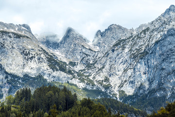 Fototapeta na wymiar Blick auf nebligen Berggipfel in den Alpen