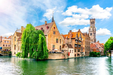 Rozenhoedkaai kanaal en Belfort toren, Brugge, België