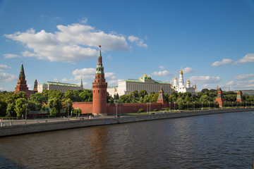 Obraz premium View of the Moscow Kremlin and the Kremlin embankment on a clear Sunny day. Moscow attractions of World tourism.