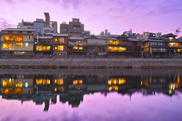 京都四条、鴨川沿いの遊歩道から見た夕暮れの街並み