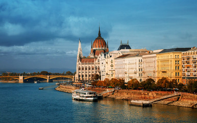 Obraz premium A River Danube in Budapest past the Parliament building and Margaret Bridge in summer time