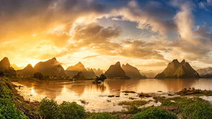 Photo sur Plexiglas Guilin Lever du soleil sur les montagnes Guilin, Li River et Karst. Situé près du comté de Yangshuo, ville de Guilin, province du Guangxi, Chine.
