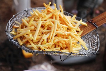 Making french fries is delicious in pan