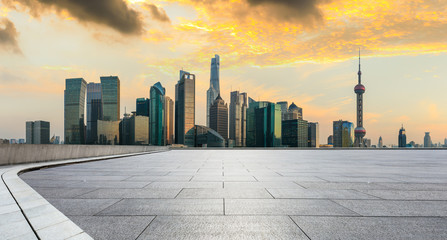 Obraz premium Panoramic skyline and buildings with empty concrete square floor in Shanghai