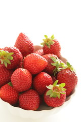 Fototapeta na wymiar Freshness strawberry in bowl with copy space