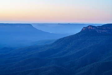 Fototapeta na wymiar sunrise at sublime point, blue mountains, australia 14