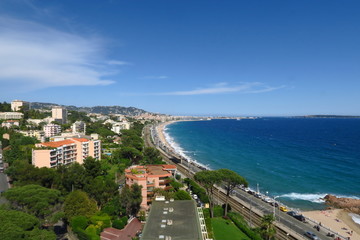 Naklejka premium Vue de Cannes la Bocca. La ville, la plage et la mer.