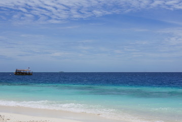 Obraz premium Empty beach in cloudy weather in the Maldives