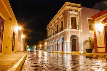Fototapeta na wymiar Vista nocturna de callejón colorido en Campeche México.