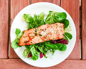 Grilled salmon fillet with fresh green salad