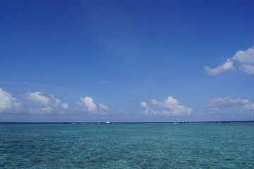 Obraz premium Beautiful sky and turquoise water of the Indian Ocean on a clear day. Maldives