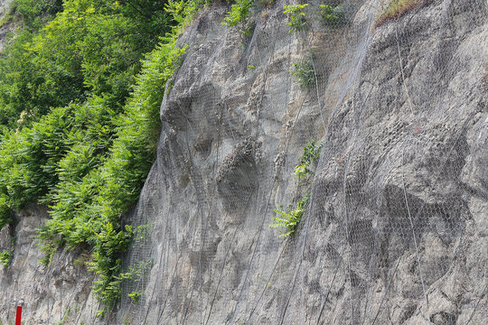 Premium Photo  Good shot of rockfall on rocky mountain steep slope and  long trail of dust. good moment of dangerous scene with falling stones and  boulder from rocks. rockfall in mountains.