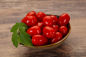 Red cherry tomatoes in the bowl