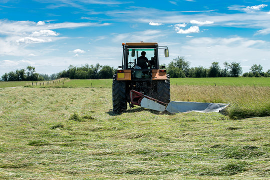 tracteur agricole qui fauche l'herbe