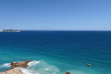 Rochers ocres dans la mer bleue. Cannes La bocca.