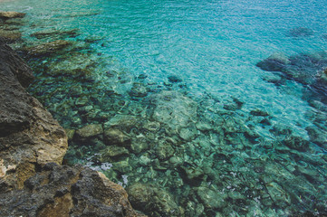 Naklejka na ściany i meble playa con agua de mar turquesa