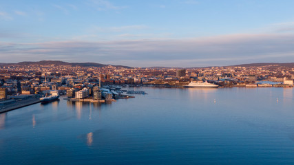 Fototapeta premium Widok z lotu ptaka zachodu słońca na Aker Brygge i Filipstad w Oslo, Norwegia