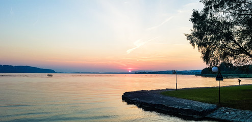 Coucher de soleil sur un lac
