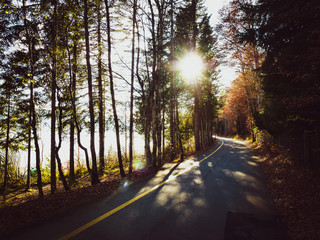 Route au bord du lac