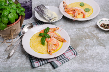 Large untreated shrimp with polenta