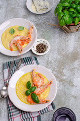 Large untreated shrimp with polenta
