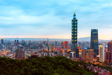 Fototapeta premium Skyline of Taipei cityscape Taipei 101 building of Taipei financial city ,Taiwan