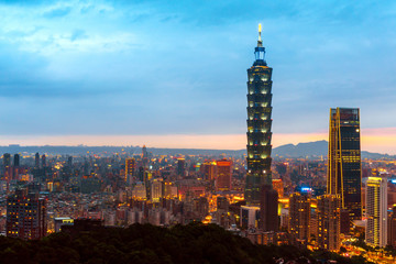 Naklejka premium Skyline of Taipei cityscape Taipei 101 building of Taipei financial city ,Taiwan