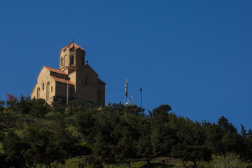 Fototapeta premium Metechi church on hilltop in tiflis