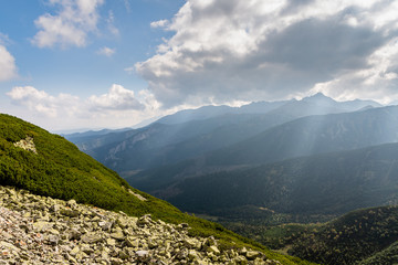 Fototapeta premium rays of the sun falling on the mountains