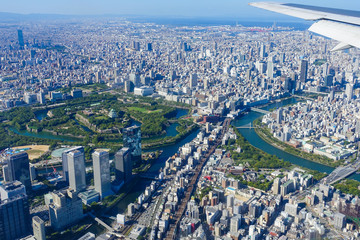Fototapeta premium 大阪国際空港着陸前に見える大阪城や大阪の町並みを空撮