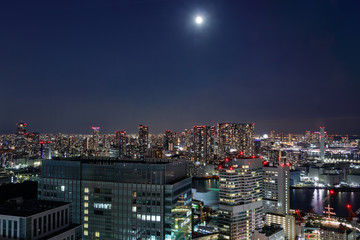 Naklejka premium 東京湾岸エリア、月と夜景